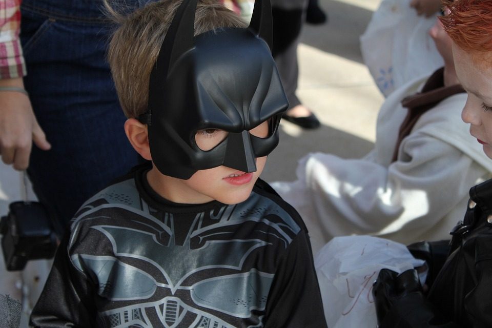 Dreng udklædt som Batman.